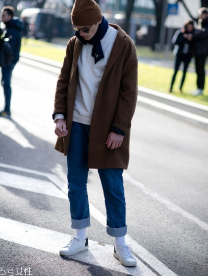 小白鞋太硬磨腳怎么辦？小白鞋太硬的緩解方法