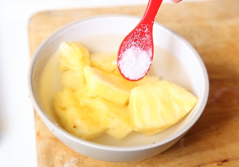 吃菠蘿舌頭疼怎么辦 菠蘿吃多了舌頭疼怎么辦 吃菠蘿舌頭疼怎么辦 菠蘿吃多了舌頭疼怎么辦