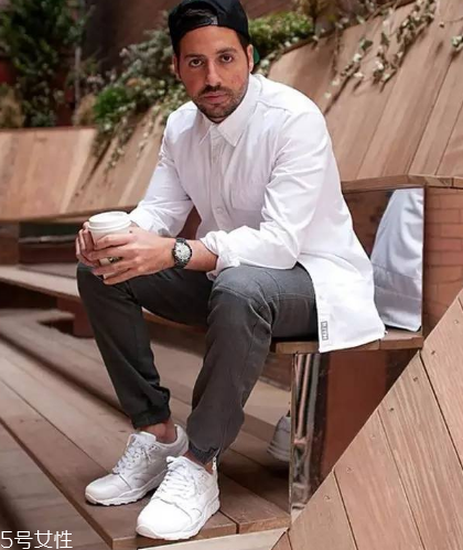 小白鞋要穿襪子嗎？穿小白鞋用不用穿襪子