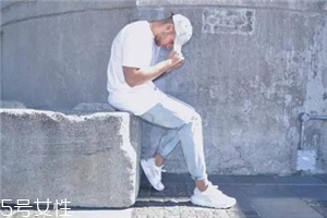 小白鞋要穿襪子嗎？穿小白鞋用不用穿襪子