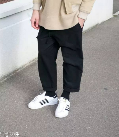 小白鞋上的泥怎么去除？小白鞋上的泥點清洗方法