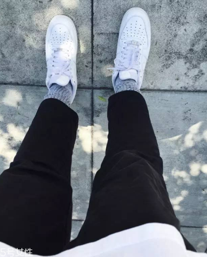 小白鞋上的泥怎么去除？小白鞋上的泥點清洗方法