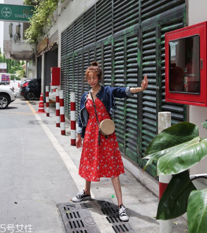 無(wú)袖連衣裙怎么搭配外套？無(wú)袖連衣裙搭配圖片