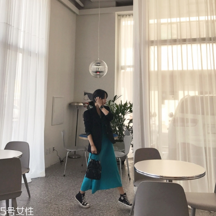 無(wú)袖連衣裙怎么搭配外套？無(wú)袖連衣裙搭配圖片