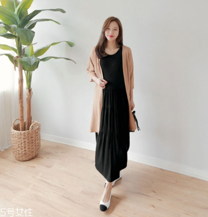 無(wú)袖連衣裙怎么搭配外套？無(wú)袖連衣裙搭配圖片