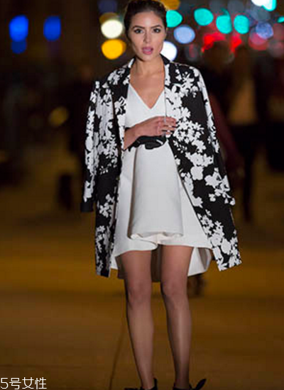 無(wú)袖連衣裙怎么搭配外套？無(wú)袖連衣裙搭配圖片