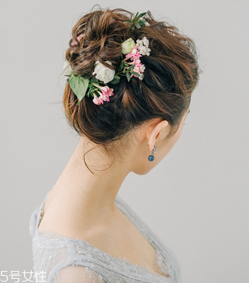 2018新娘發(fā)型新款式圖片及詳細(xì)步驟 浪漫的新娘發(fā)型 2018新娘發(fā)型新款式圖片及詳細(xì)步驟 浪漫的新娘發(fā)型