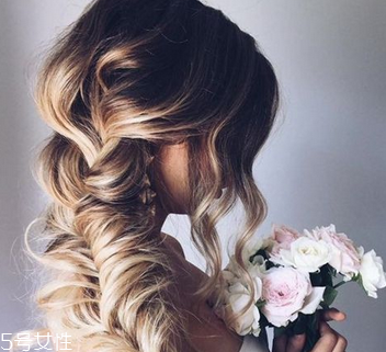 2018新娘發(fā)型新款式圖片及詳細(xì)步驟 浪漫的新娘發(fā)型 2018新娘發(fā)型新款式圖片及詳細(xì)步驟 浪漫的新娘發(fā)型