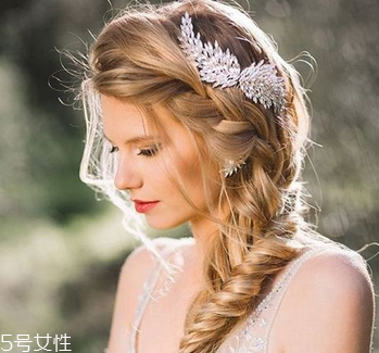 2018新娘發(fā)型新款式圖片及詳細(xì)步驟 浪漫的新娘發(fā)型 2018新娘發(fā)型新款式圖片及詳細(xì)步驟 浪漫的新娘發(fā)型