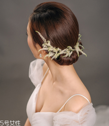 2018新娘發(fā)型新款式圖片及詳細(xì)步驟 浪漫的新娘發(fā)型 2018新娘發(fā)型新款式圖片及詳細(xì)步驟 浪漫的新娘發(fā)型