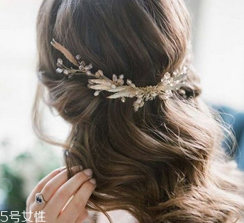 2018新娘發(fā)型新款式圖片及詳細(xì)步驟 浪漫的新娘發(fā)型 2018新娘發(fā)型新款式圖片及詳細(xì)步驟 浪漫的新娘發(fā)型