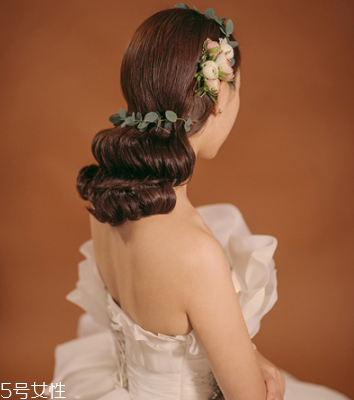 2018新娘發(fā)型新款式圖片及詳細(xì)步驟 浪漫的新娘發(fā)型 2018新娘發(fā)型新款式圖片及詳細(xì)步驟 浪漫的新娘發(fā)型