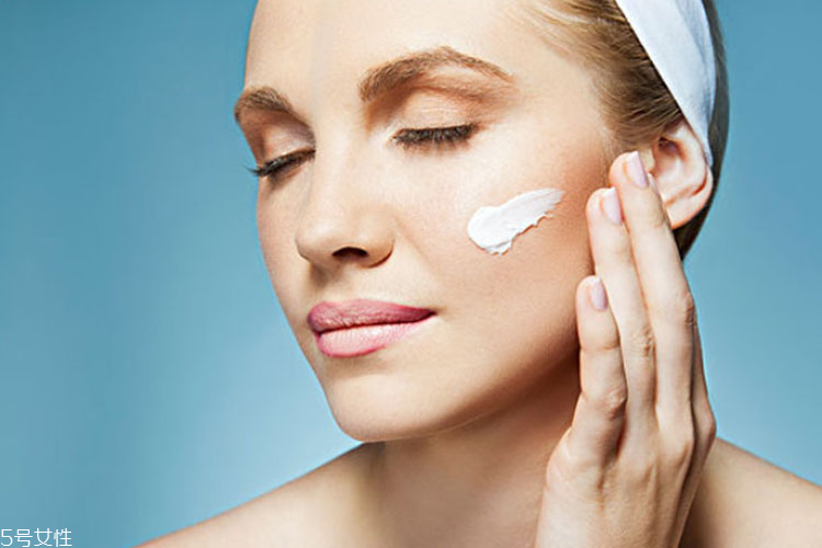 夜間精華液使用方法 夜間養(yǎng)膚方法 夜間精華液使用方法 夜間養(yǎng)膚方法