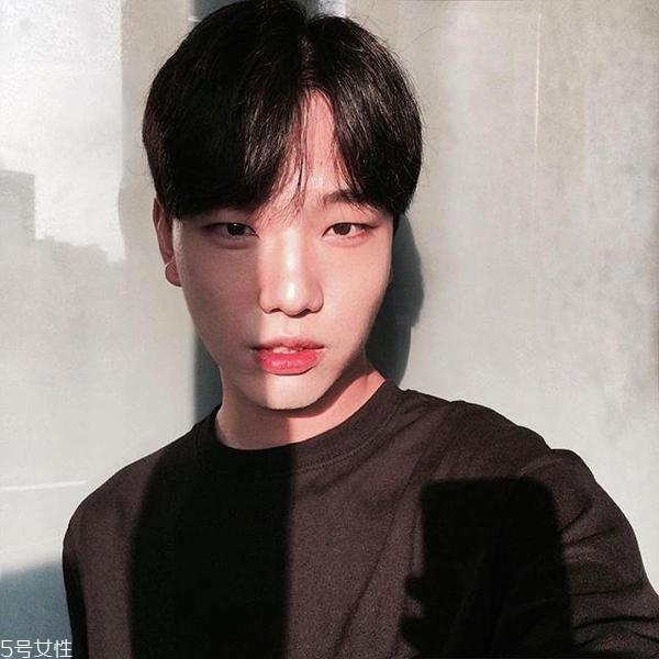 單眼皮男生適合什么發(fā)型 單眼皮男生也可以很帥 單眼皮男生適合什么發(fā)型 單眼皮男生也可以很帥