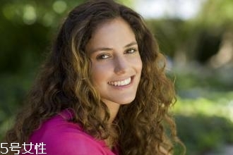 卷發(fā)洗頭后不吹可以嗎 卷發(fā)的護(hù)理方法 卷發(fā)洗頭后不吹可以嗎 卷發(fā)的護(hù)理方法