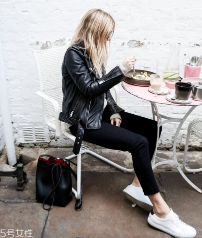 小白鞋發(fā)霉了怎么洗掉？小白鞋霉點清洗方法