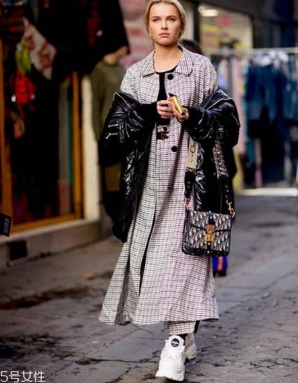 小白鞋沾紅酒怎么清洗？小白鞋上的紅酒清洗方法