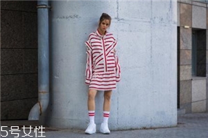 小白鞋沾墨水了怎么辦？小白鞋上的墨水去除方法