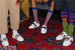 小白鞋弄到茶怎么清洗？小白鞋上的茶漬清洗方法