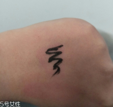 名創(chuàng)優(yōu)品唇釉試色 名創(chuàng)優(yōu)品小方管唇釉 名創(chuàng)優(yōu)品唇釉試色 名創(chuàng)優(yōu)品小方管唇釉