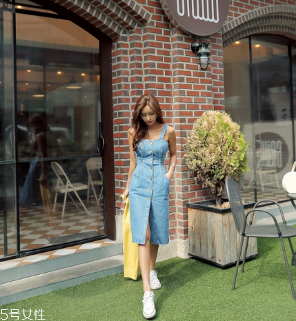 牛仔連衣裙配什么鞋？牛仔連衣裙搭配鞋子圖片