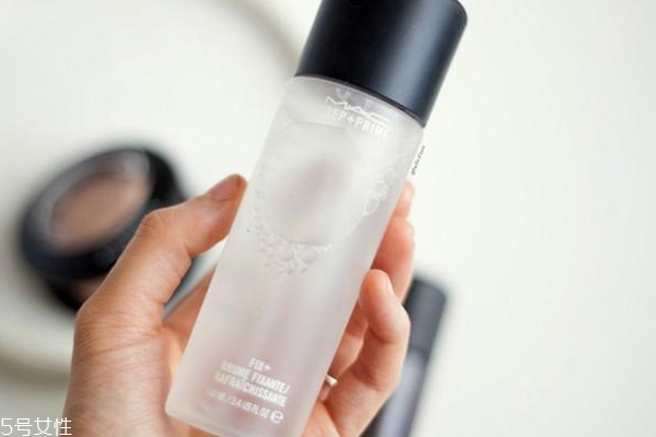 mac定妝噴霧怎么噴出來(lái) mac持久定妝噴霧使用竅門
