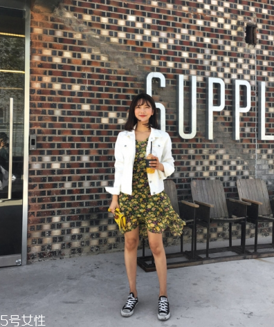 碎花連衣裙配什么外套？碎花連衣裙搭配外套圖片