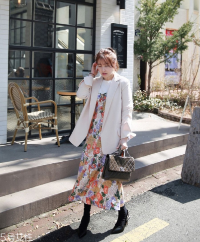 碎花連衣裙配什么外套？碎花連衣裙搭配外套圖片