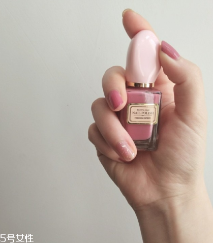 名創(chuàng)優(yōu)品指甲油漸變指甲教程 名創(chuàng)優(yōu)品薔薇時光指甲油試色 名創(chuàng)優(yōu)品指甲油漸變指甲教程 名創(chuàng)優(yōu)品薔薇時光指甲油試色