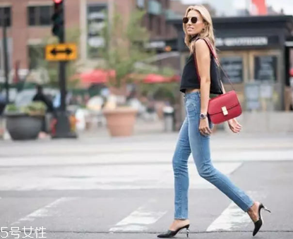 直筒身材女生怎么搭配？直筒身材女生搭配技巧