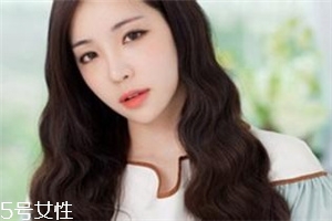 卷發(fā)洗頭后不吹可以嗎 卷發(fā)的護(hù)理方法 卷發(fā)洗頭后不吹可以嗎 卷發(fā)的護(hù)理方法