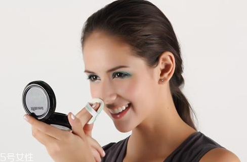 涂了bb霜還要涂粉餅嗎 涂完bb霜后涂粉餅有好處 涂了bb霜還要涂粉餅嗎 涂完bb霜后涂粉餅有好處