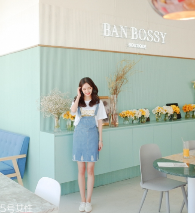 牛仔連衣裙里面穿什么？牛仔連衣裙內(nèi)搭圖片