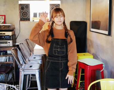 牛仔連衣裙里面穿什么？牛仔連衣裙內(nèi)搭圖片