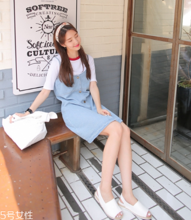 牛仔連衣裙里面穿什么？牛仔連衣裙內(nèi)搭圖片