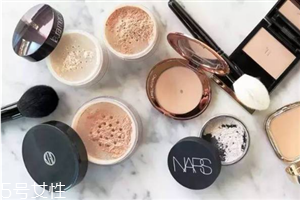 散粉蜜粉粉餅?zāi)膫€(gè)好用 散粉粉餅蜜粉的區(qū)別 散粉蜜粉粉餅?zāi)膫€(gè)好用 散粉粉餅蜜粉的區(qū)別