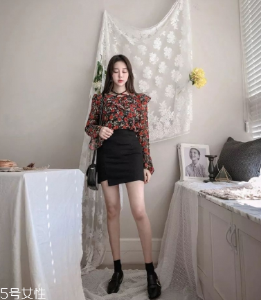 黑色半身裙怎么搭配？黑色半身裙搭配技巧