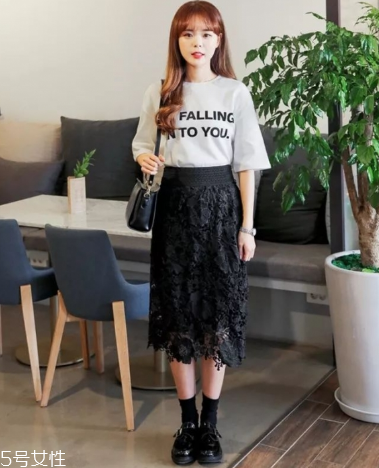 黑色半身裙怎么搭配？黑色半身裙搭配技巧