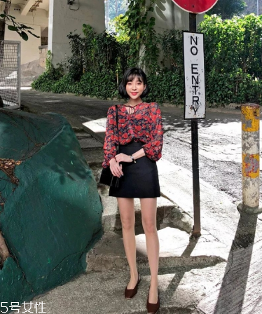 黑色半身裙怎么搭配？黑色半身裙搭配技巧