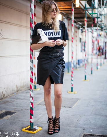 黑色半身裙怎么搭配？黑色半身裙搭配技巧