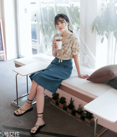 高腰短裙怎么搭配上衣？高腰短裙搭配上衣圖片