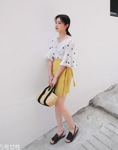 高腰短裙怎么搭配上衣？高腰短裙搭配上衣圖片