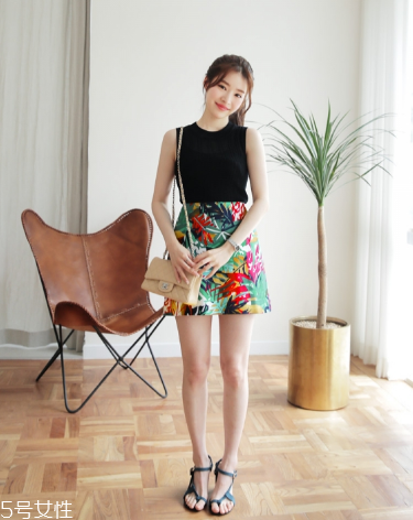 高腰短裙怎么搭配上衣？高腰短裙搭配上衣圖片