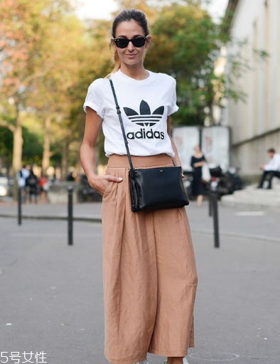 白色t恤怎么搭配？白色t恤常見搭配技巧