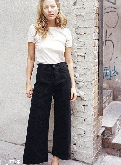 白色t恤怎么搭配？白色t恤常見搭配技巧