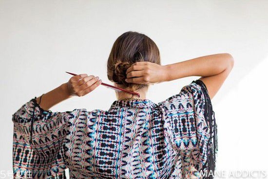 最好看的日系麻花盤(pán)發(fā)圖解步驟