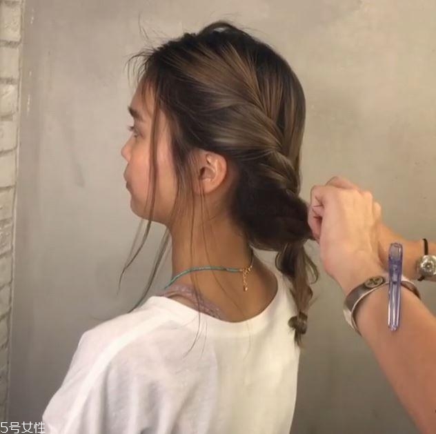 最好看的日系麻花盤(pán)發(fā)圖解步驟