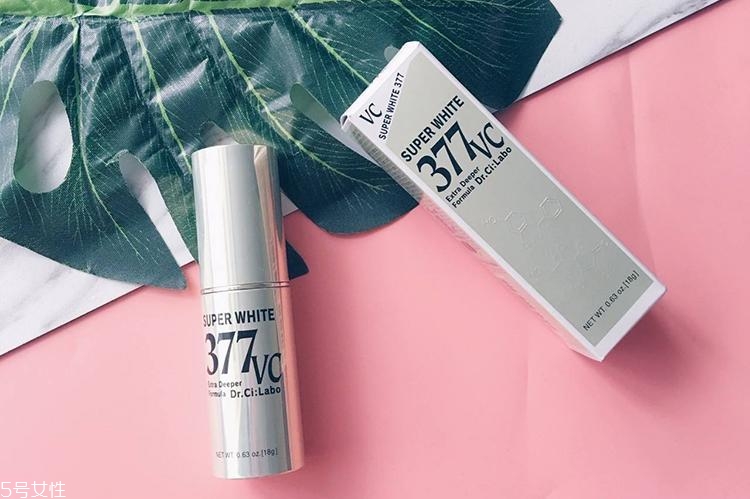 vc護(hù)膚品涂完要關(guān)燈嗎 使用VC類產(chǎn)品的注意事項(xiàng) vc護(hù)膚品涂完要關(guān)燈嗎 使用VC類產(chǎn)品的注意事項(xiàng)