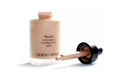 涂了粉底液還要涂粉餅嗎 涂了粉底液后這樣涂粉餅 涂了粉底液還要涂粉餅嗎 涂了粉底液后這樣涂粉餅