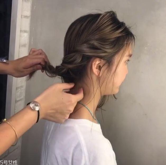 最好看的日系麻花盤(pán)發(fā)圖解步驟